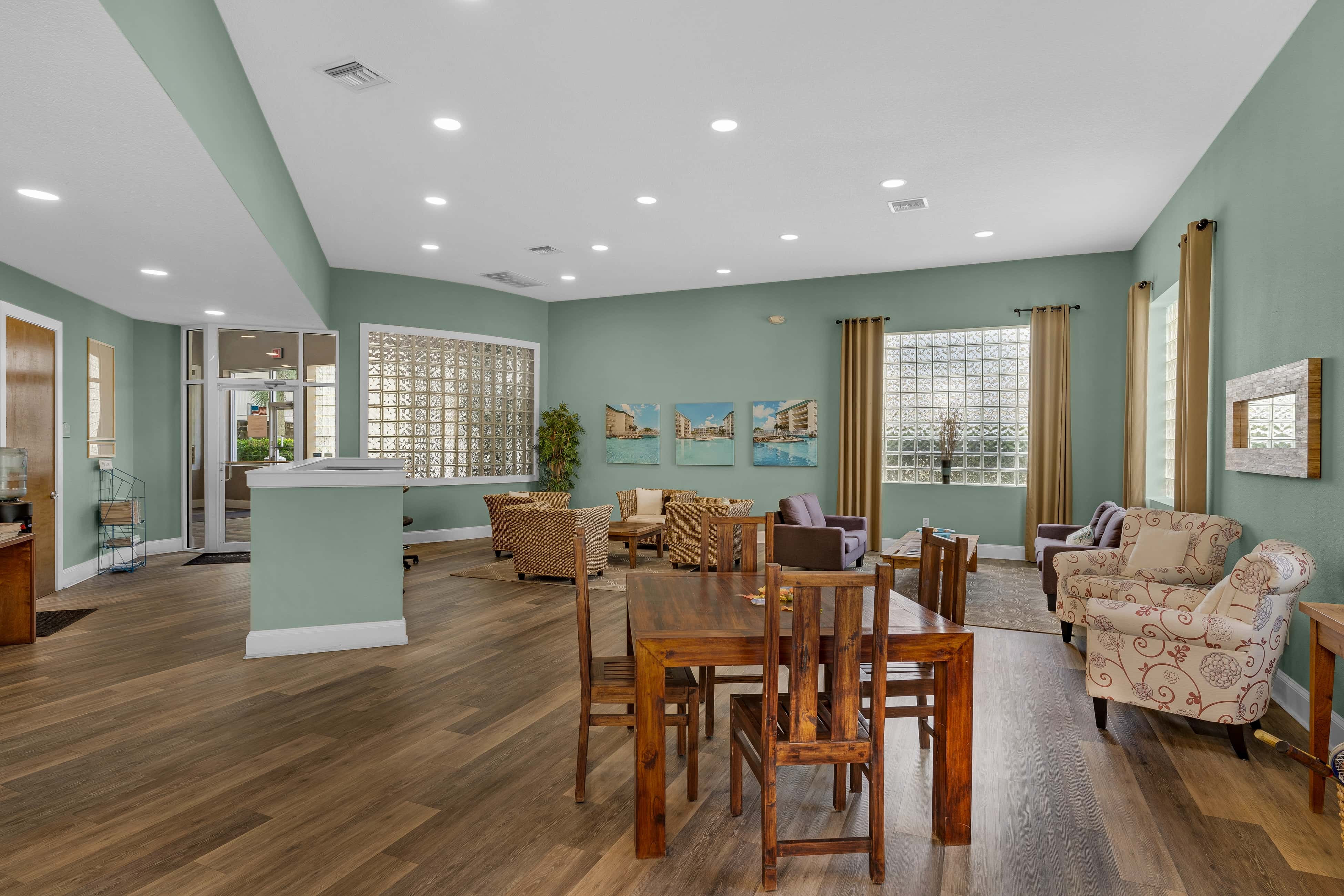 Bright Gulf-view condo with balcony, pool, seasonal beach service & pickleball