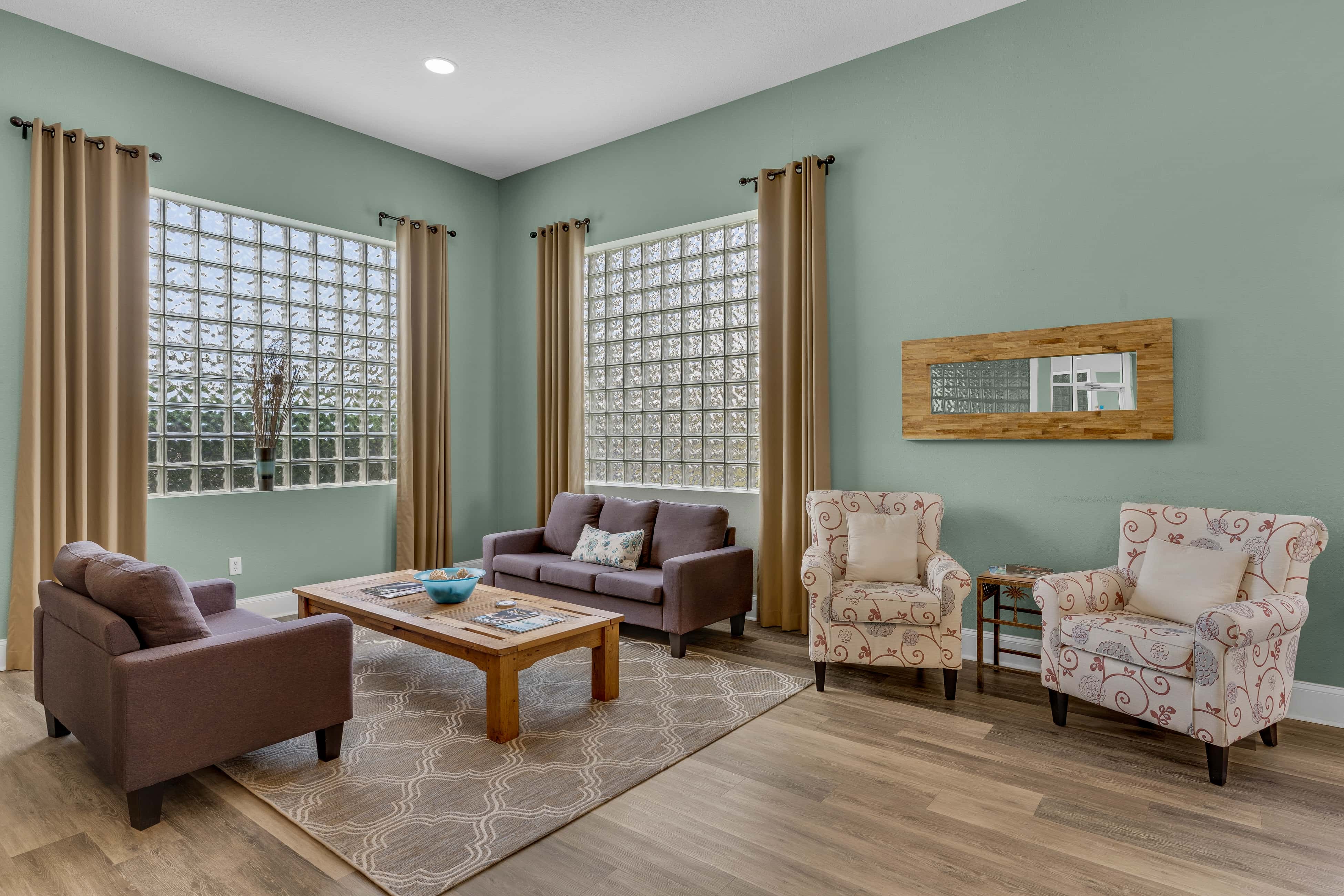 Bright Gulf-view condo with balcony, pool, seasonal beach service & pickleball