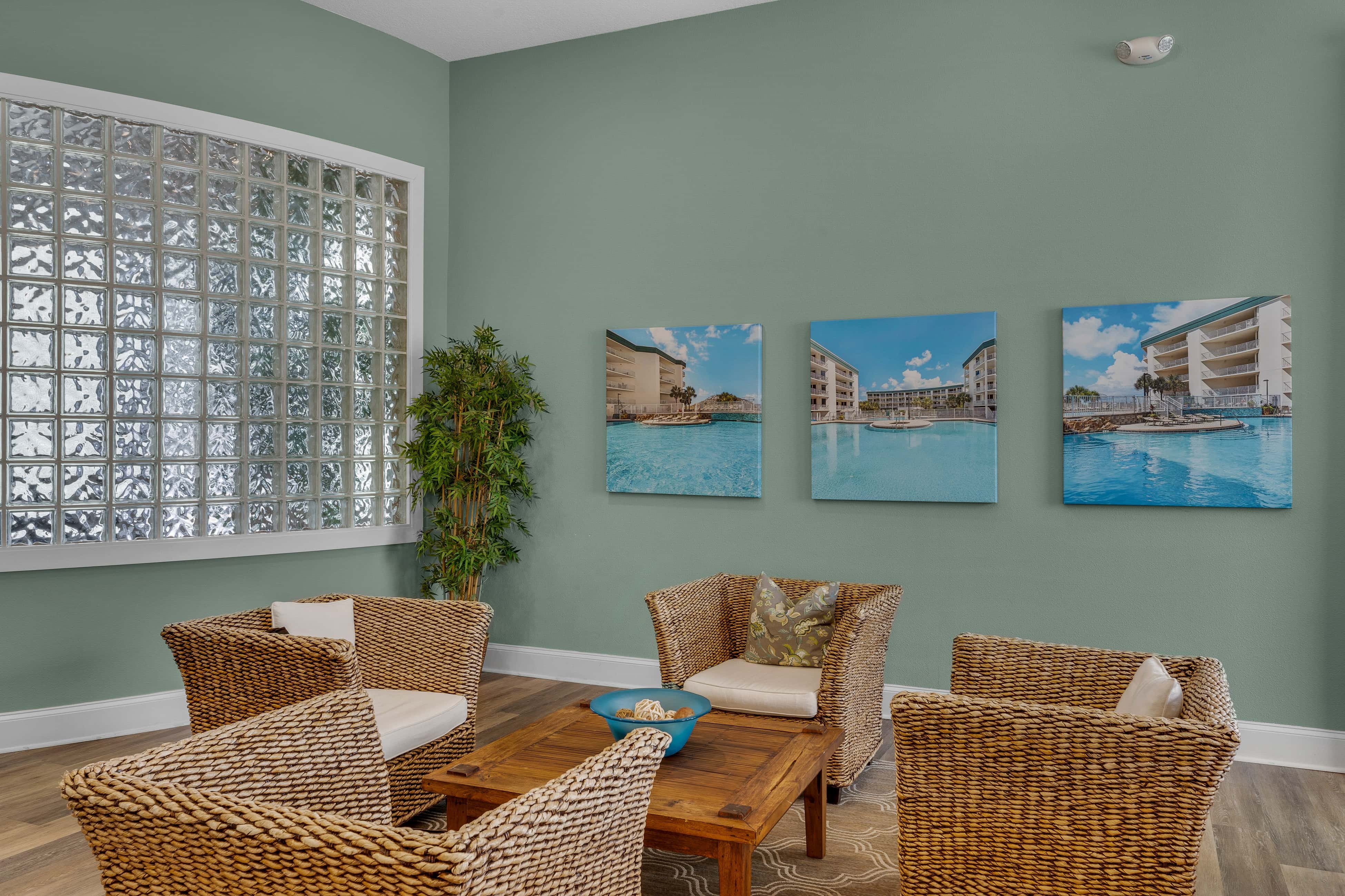 Bright Gulf-view condo with balcony, pool, seasonal beach service & pickleball