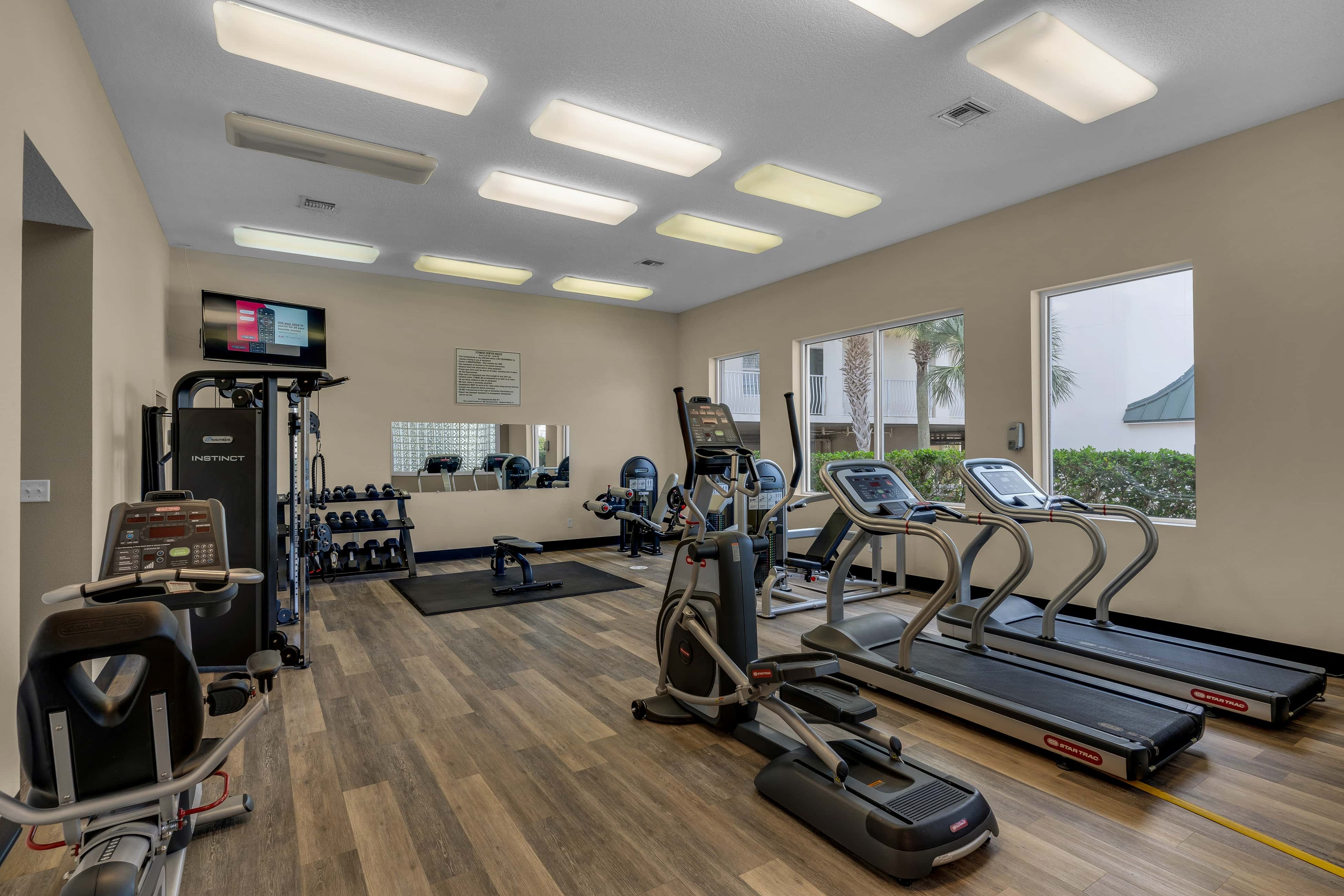 Bright Gulf-view condo with balcony, pool, seasonal beach service & pickleball