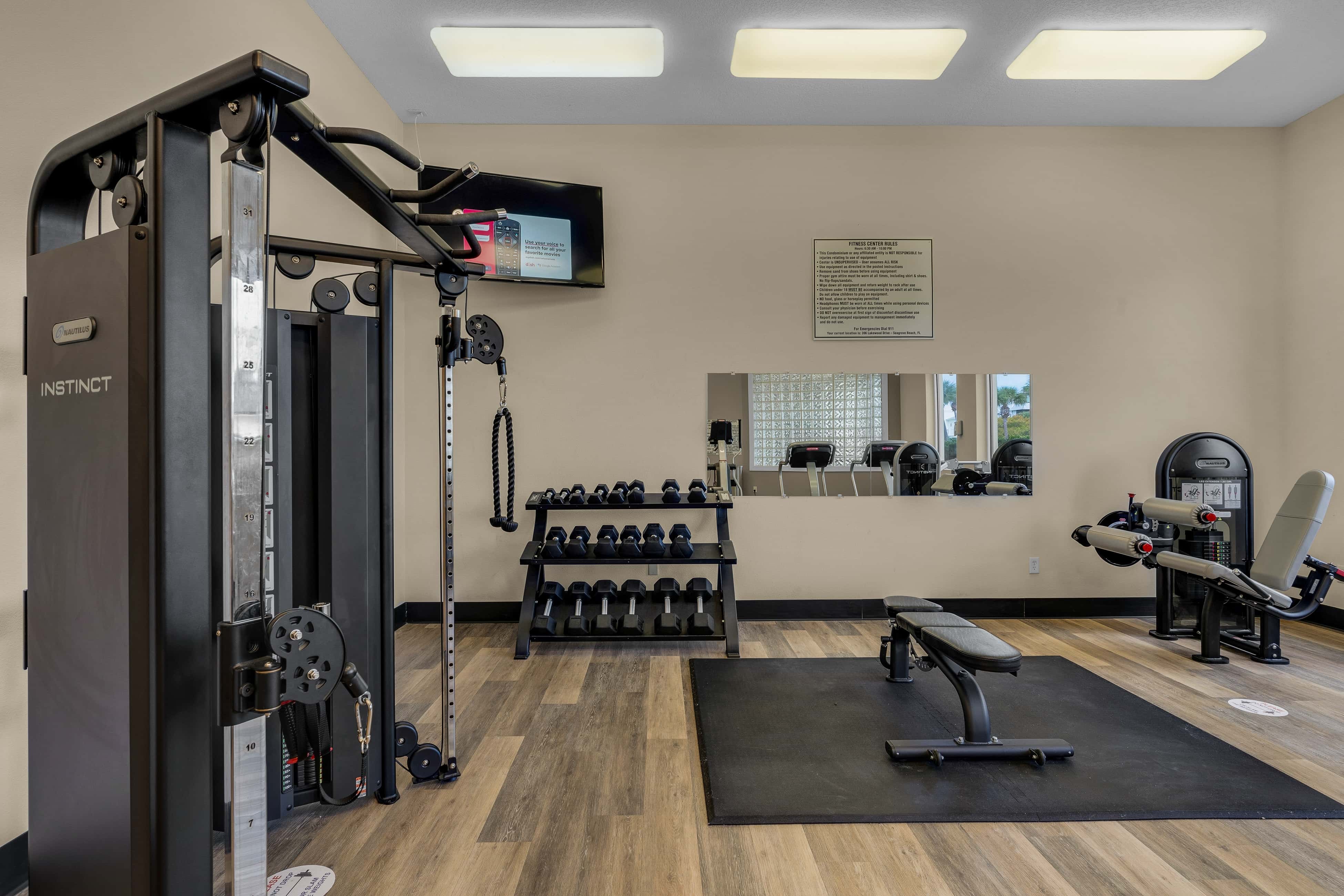 Bright Gulf-view condo with balcony, pool, seasonal beach service & pickleball