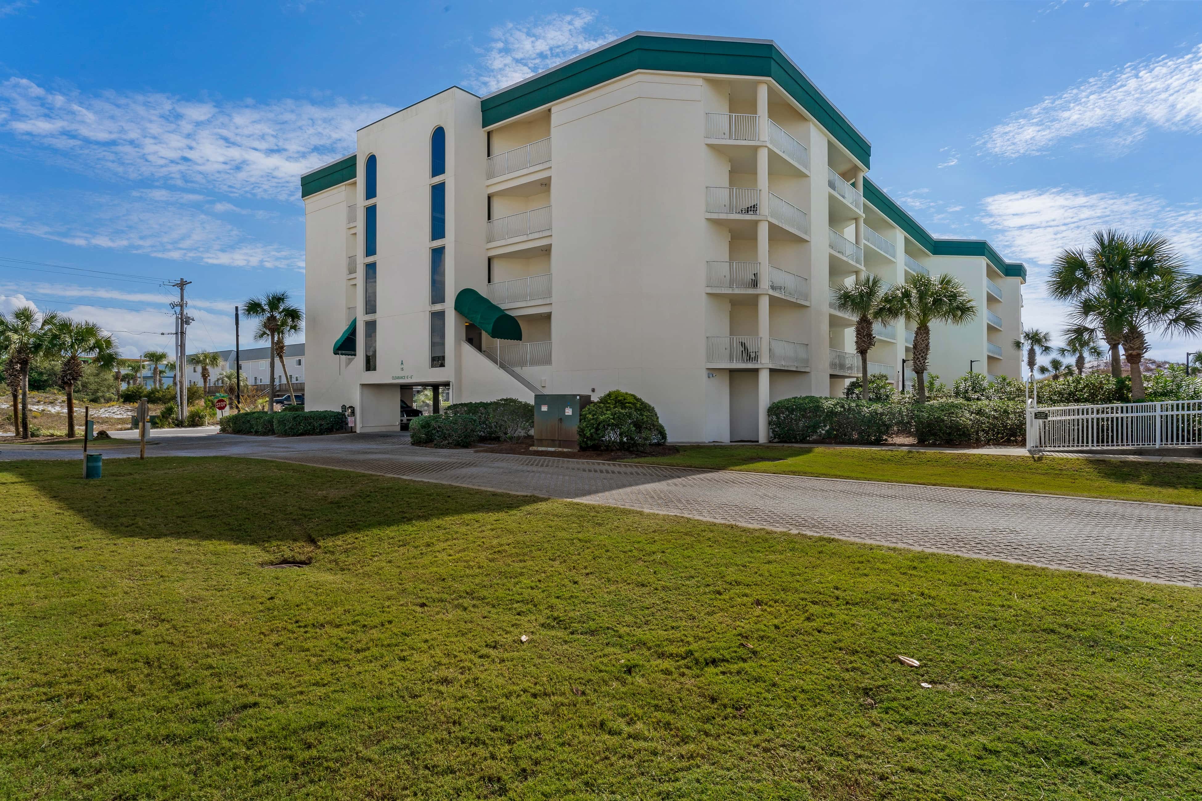 Bright Gulf-view condo with balcony, pool, seasonal beach service & pickleball