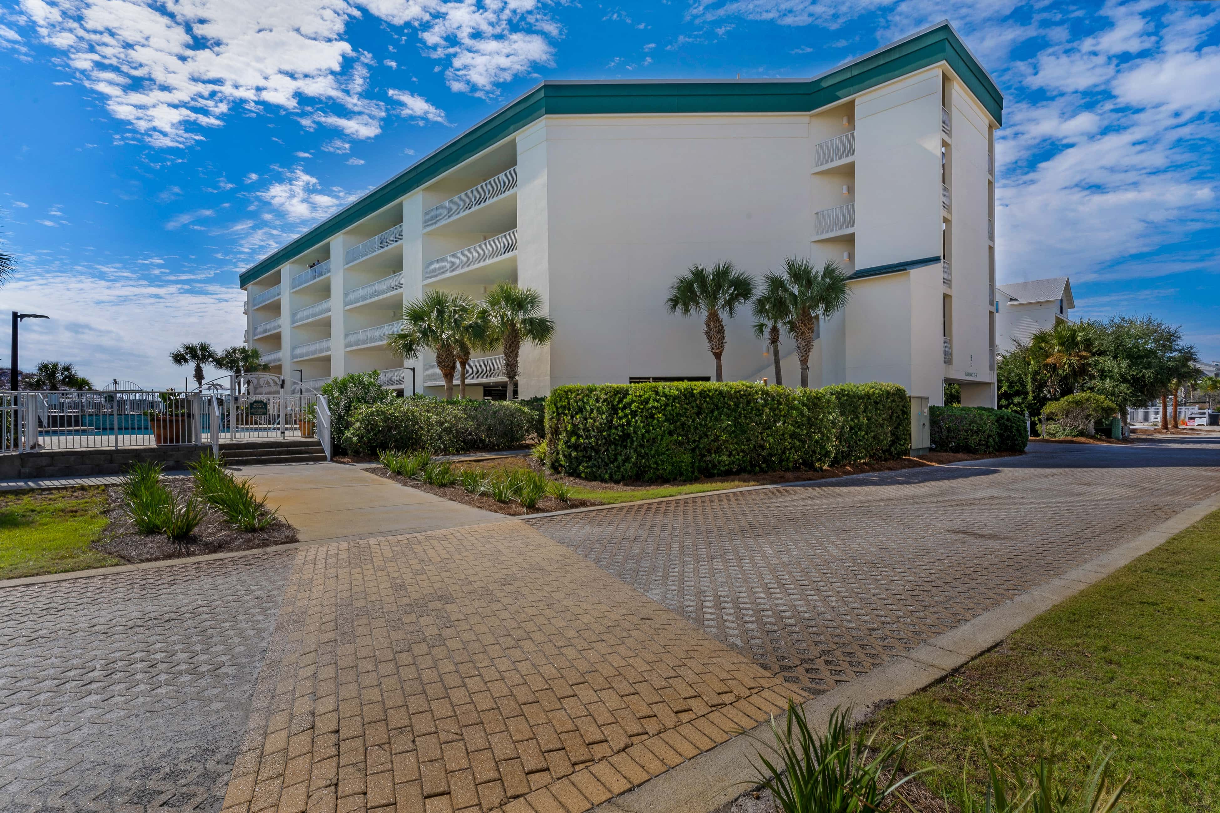 Bright Gulf-view condo with balcony, pool, seasonal beach service & pickleball