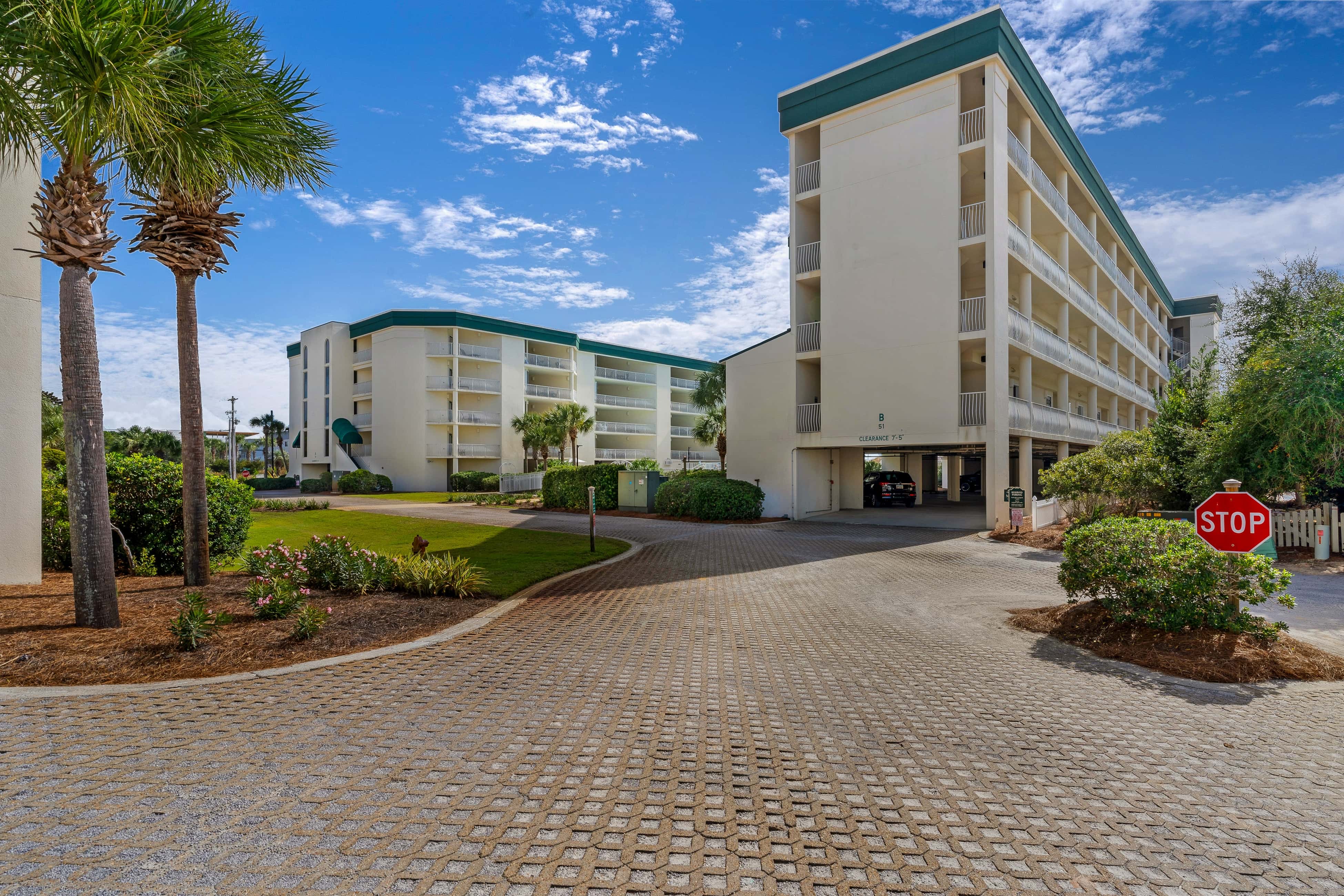 Bright Gulf-view condo with balcony, pool, seasonal beach service & pickleball