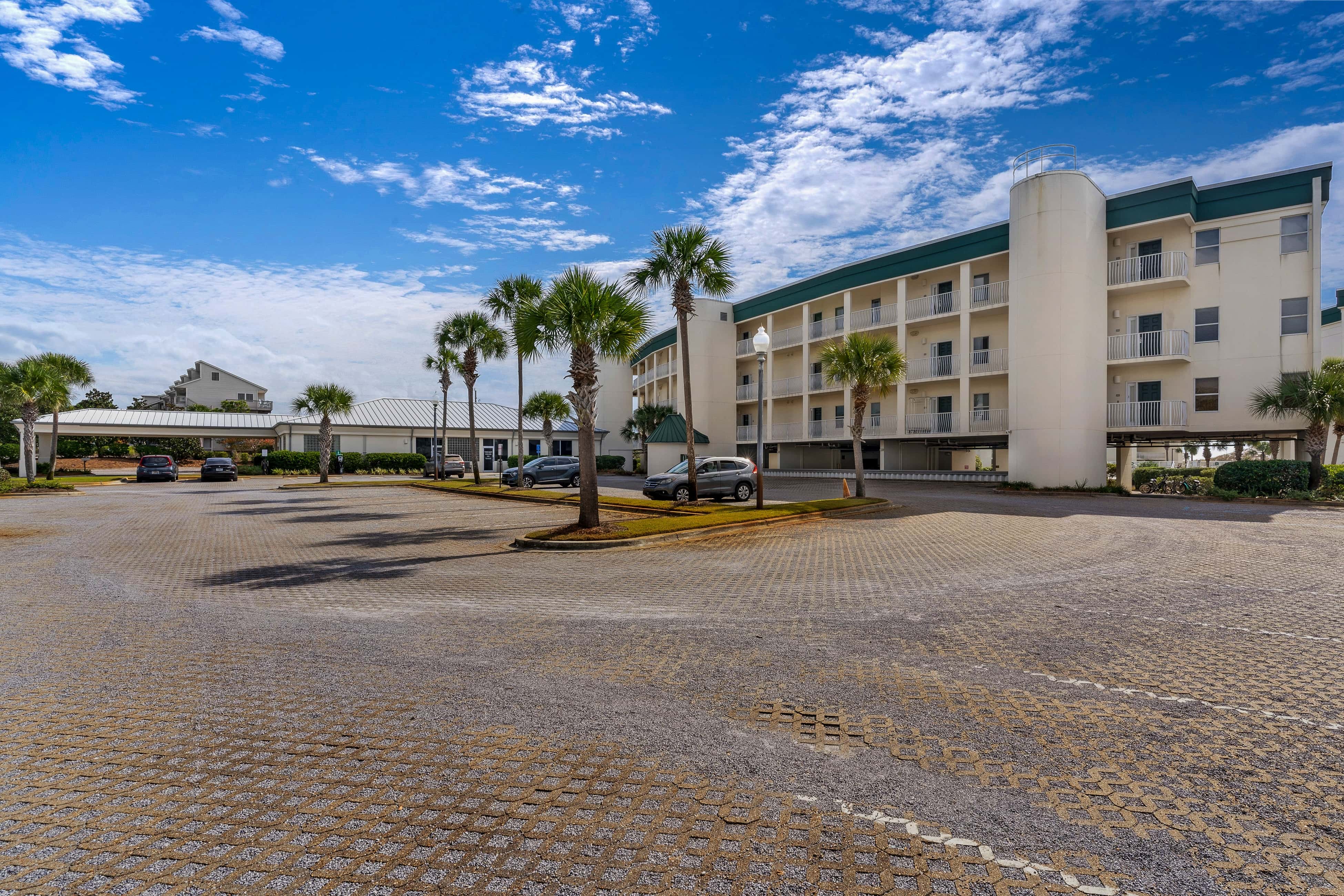Bright Gulf-view condo with balcony, pool, seasonal beach service & pickleball