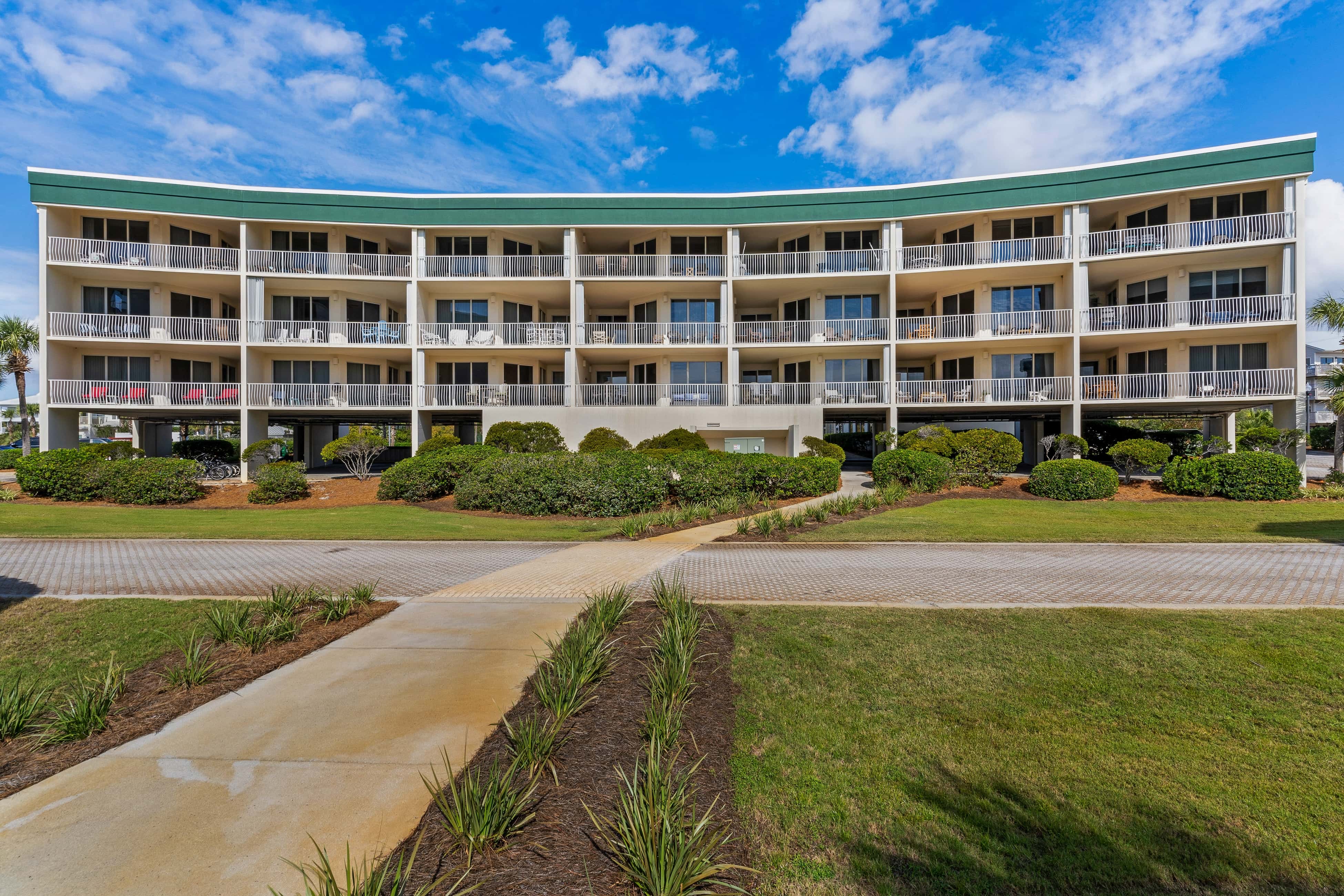 Bright Gulf-view condo with balcony, pool, seasonal beach service & pickleball