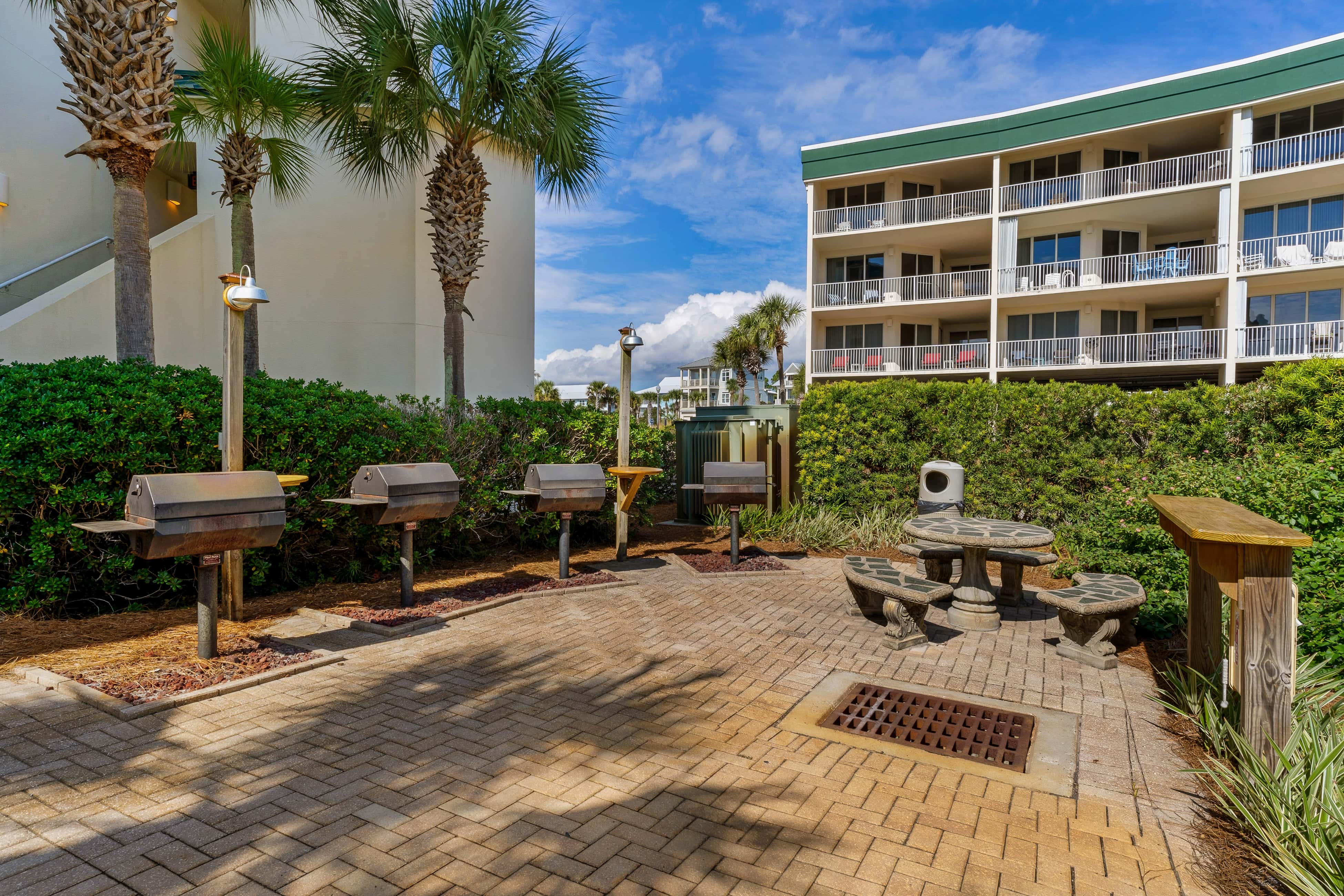 Bright Gulf-view condo with balcony, pool, seasonal beach service & pickleball