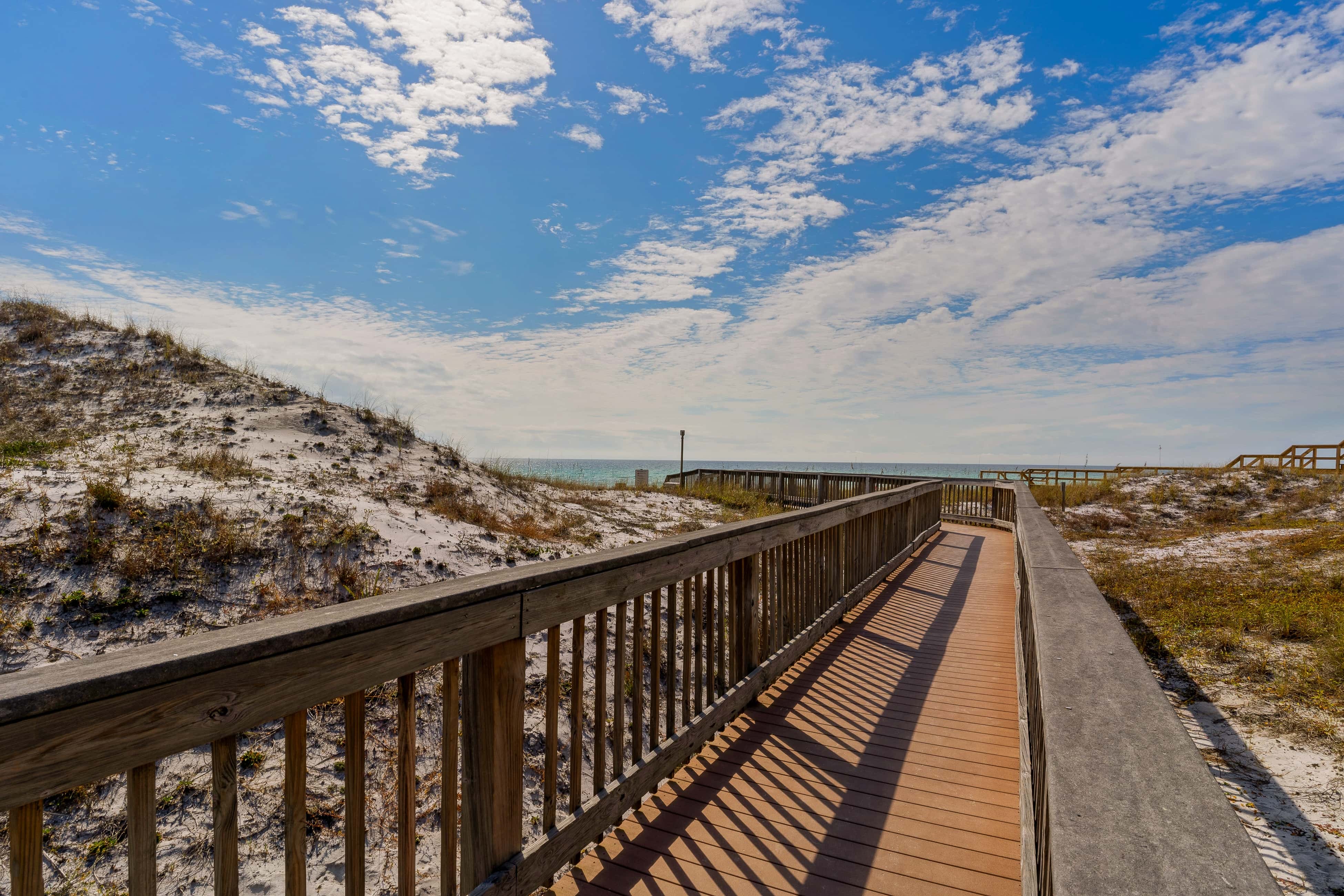 Bright Gulf-view condo with balcony, pool, seasonal beach service & pickleball