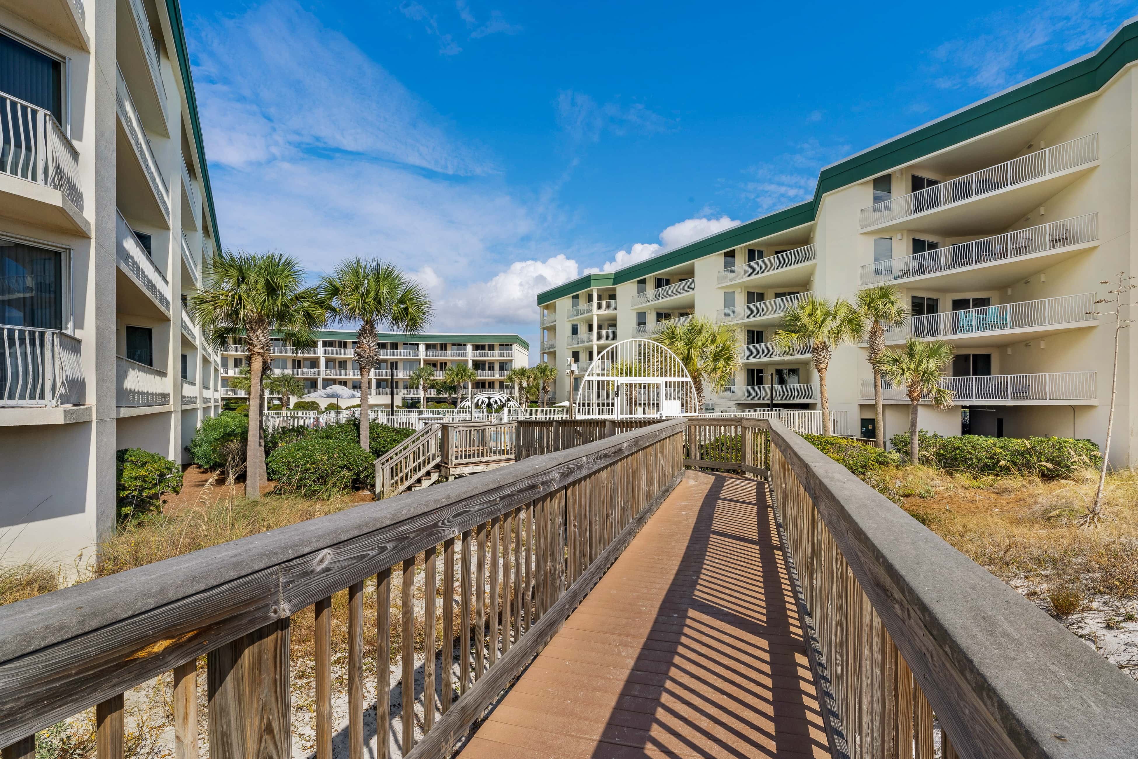 Bright Gulf-view condo with balcony, pool, seasonal beach service & pickleball