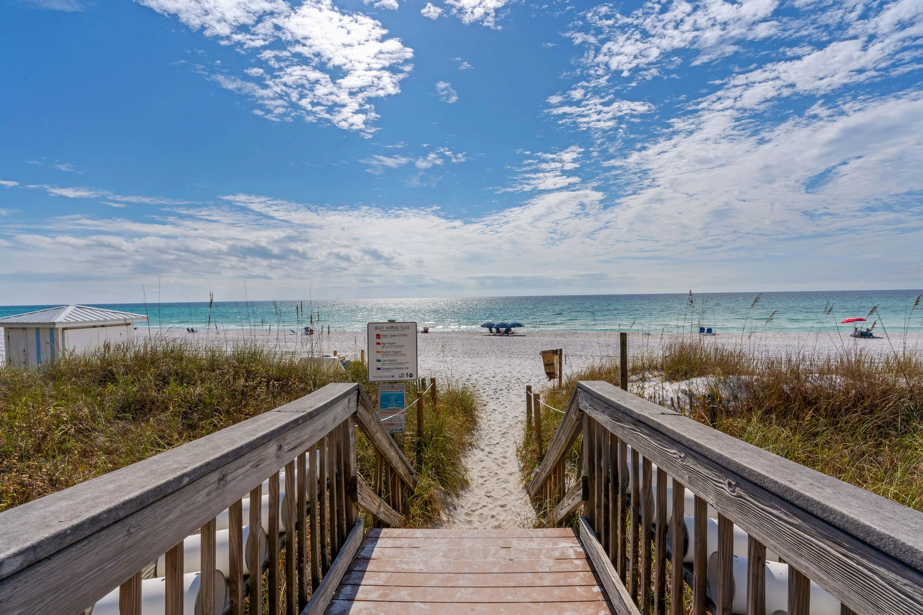 Bright Gulf-view condo with balcony, pool, seasonal beach service & pickleball