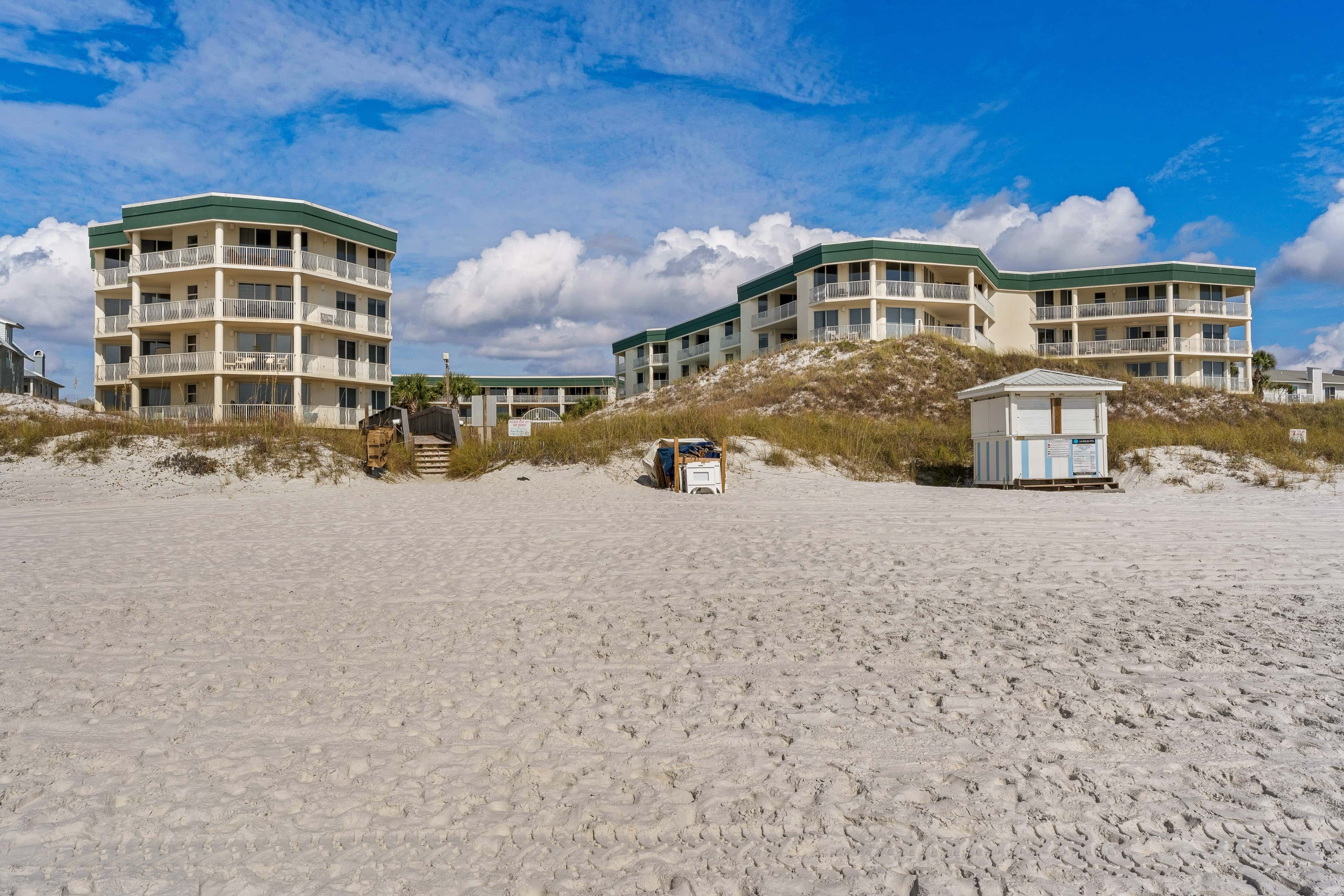 Bright Gulf-view condo with balcony, pool, seasonal beach service & pickleball