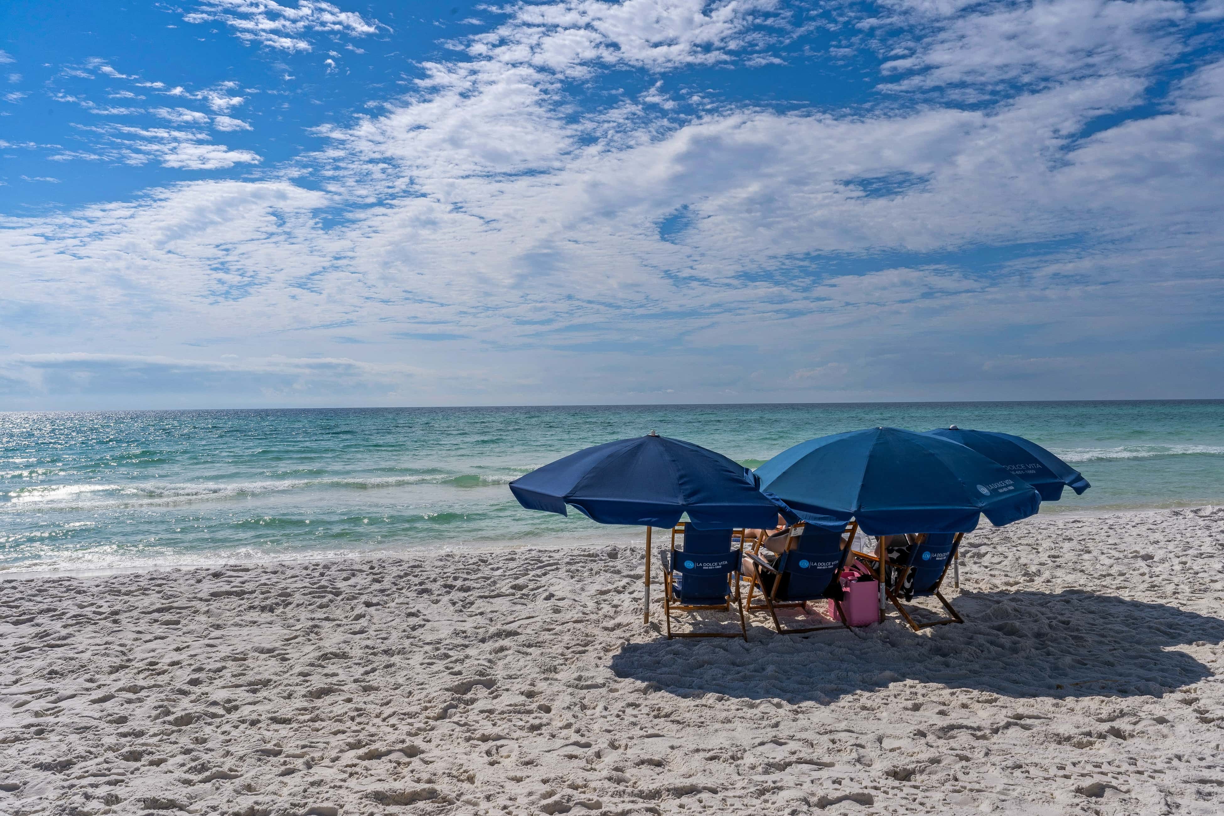 Bright Gulf-view condo with balcony, pool, seasonal beach service & pickleball