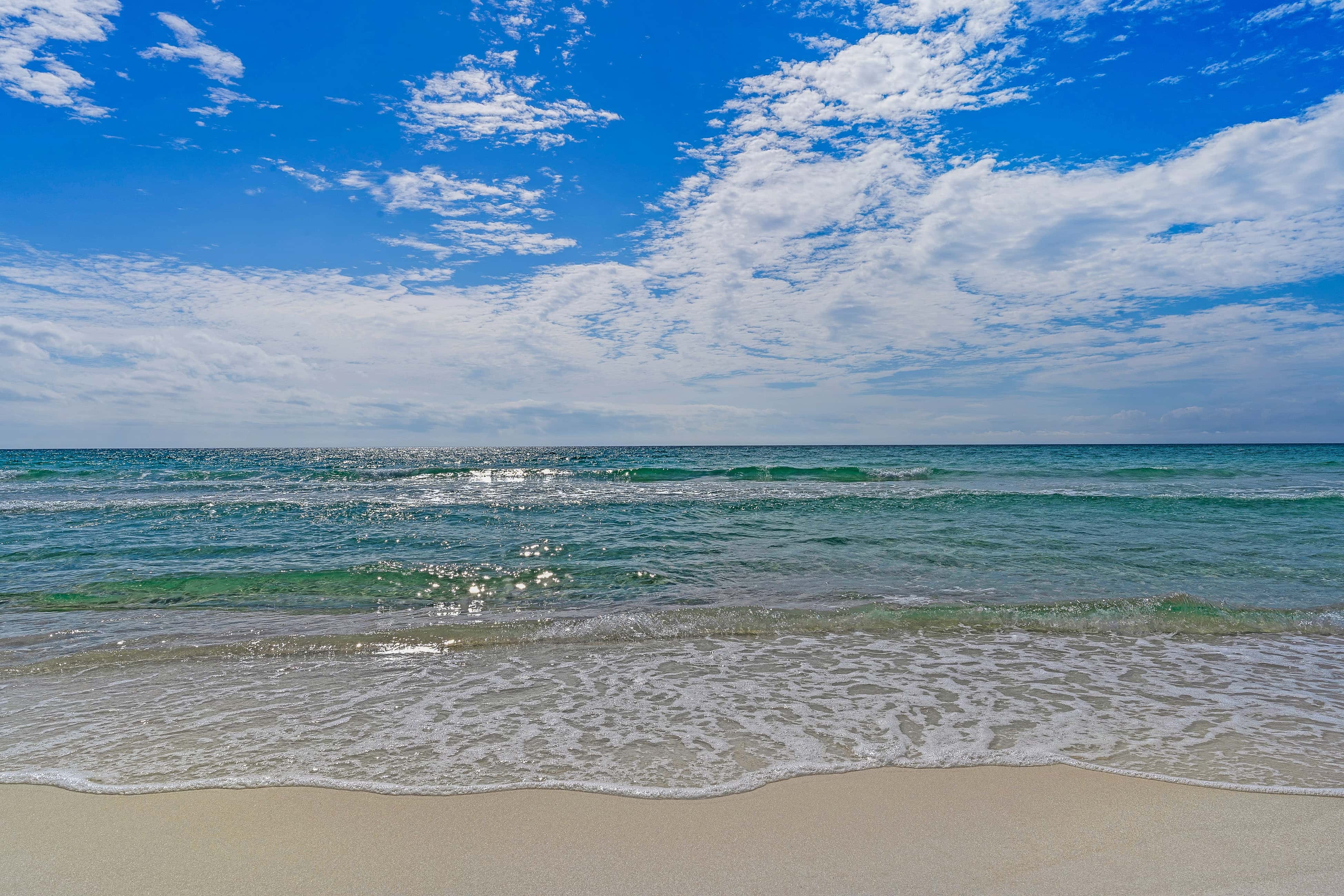 Bright Gulf-view condo with balcony, pool, seasonal beach service & pickleball