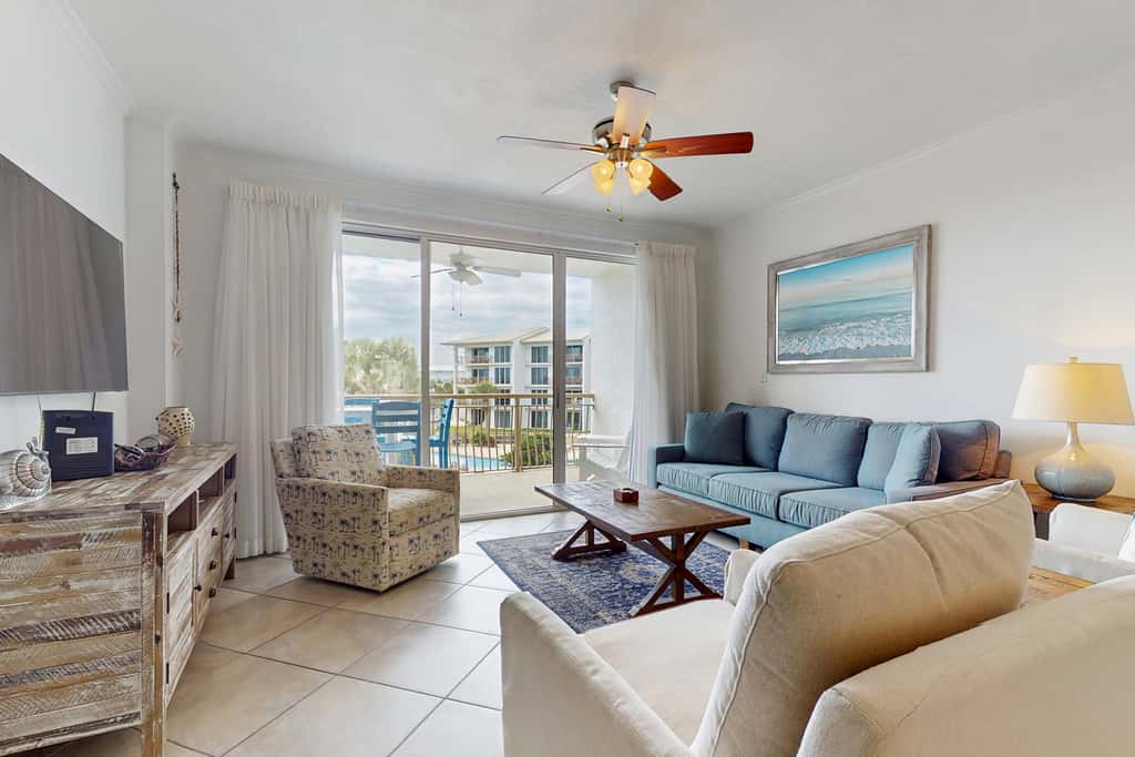 Beautiful 3rd-floor villa with hot tub, tennis, pickleball & balcony with views