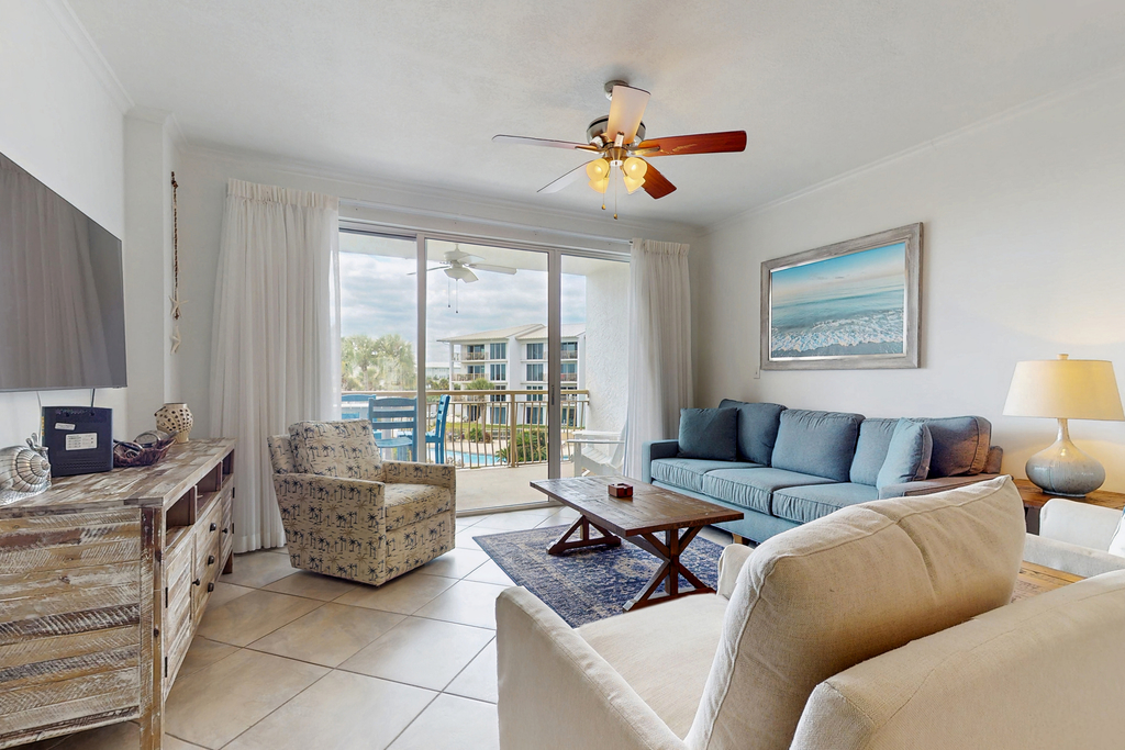Beautiful 3rd-floor villa with hot tub, tennis, pickleball & balcony with views