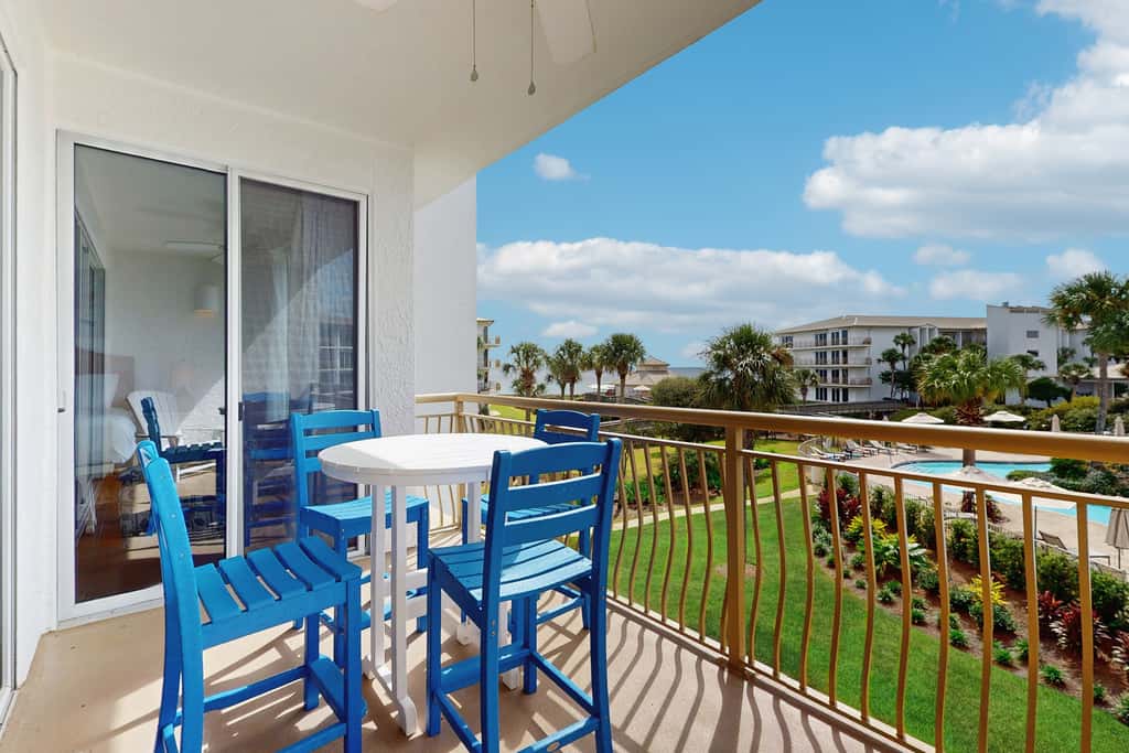 Beautiful 3rd-floor villa with hot tub, tennis, pickleball & balcony with views