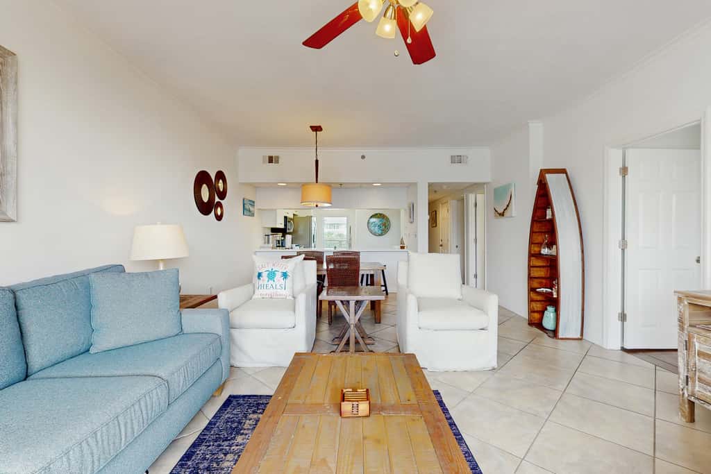 Beautiful 3rd-floor villa with hot tub, tennis, pickleball & balcony with views