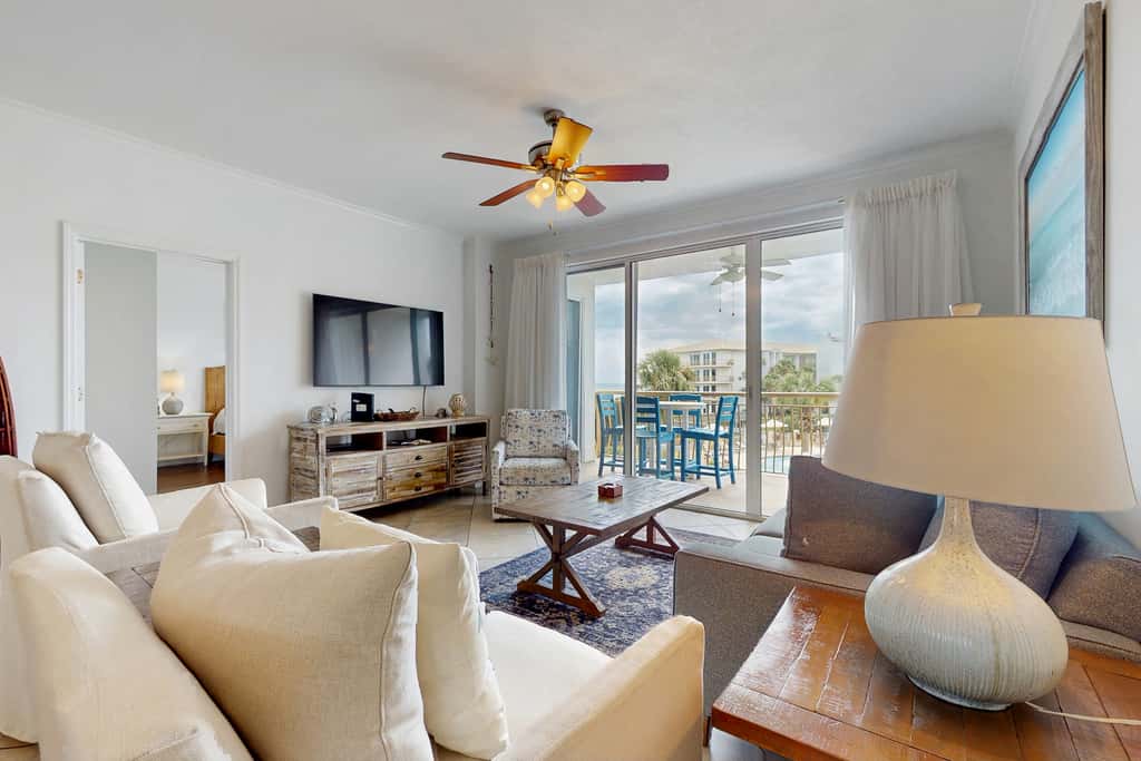 Beautiful 3rd-floor villa with hot tub, tennis, pickleball & balcony with views