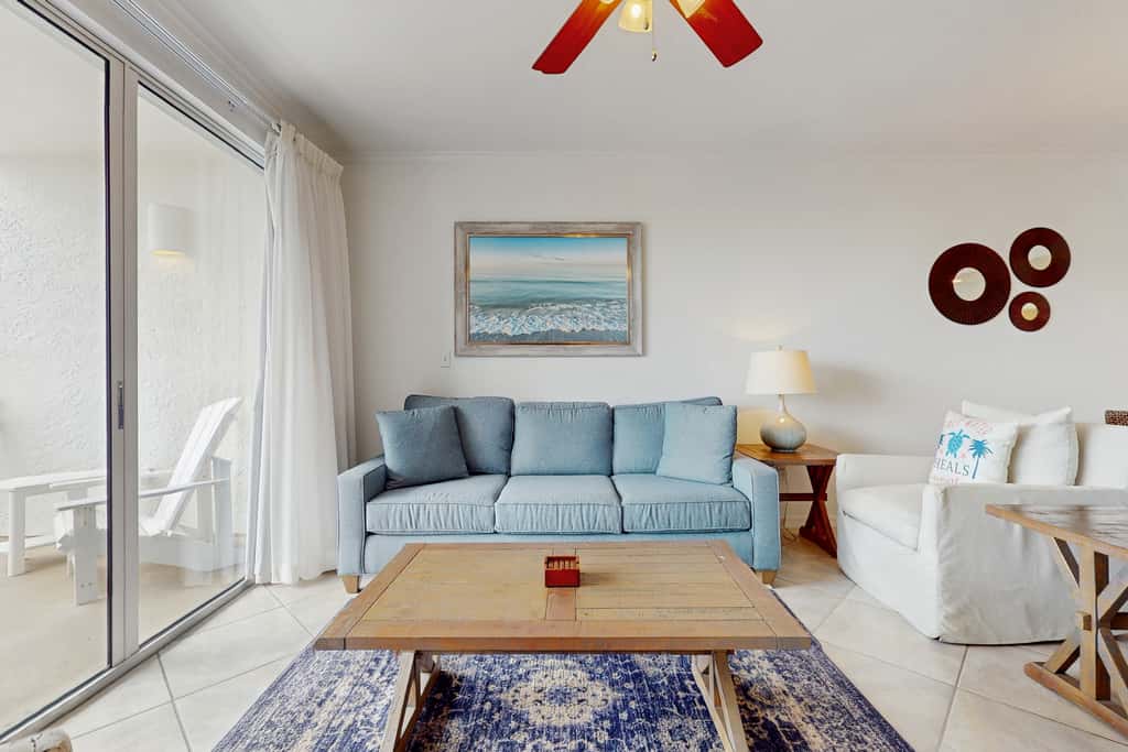 Beautiful 3rd-floor villa with hot tub, tennis, pickleball & balcony with views