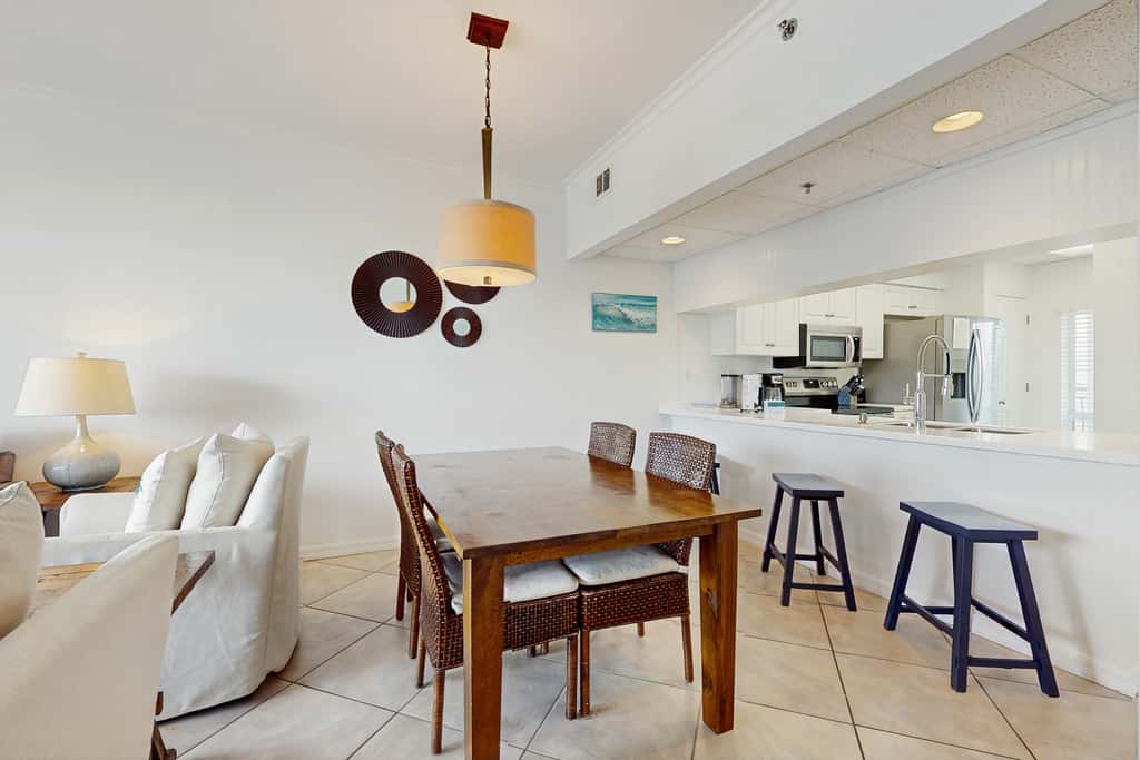 Beautiful 3rd-floor villa with hot tub, tennis, pickleball & balcony with views