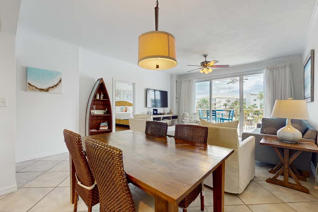 Beautiful 3rd-floor villa with hot tub, tennis, pickleball & balcony with views