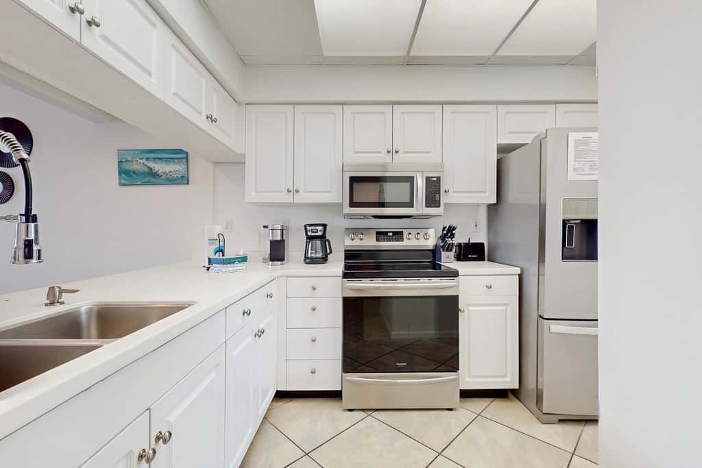 Beautiful 3rd-floor villa with hot tub, tennis, pickleball & balcony with views