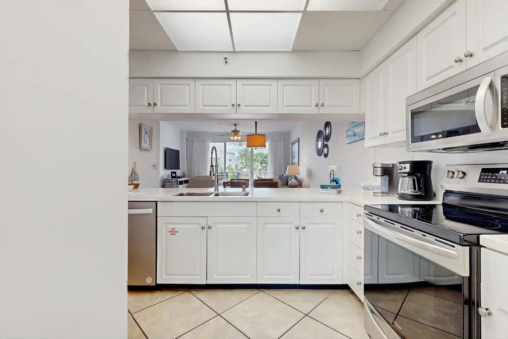 Beautiful 3rd-floor villa with hot tub, tennis, pickleball & balcony with views