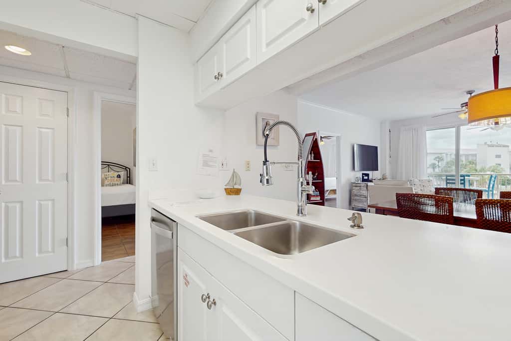 Beautiful 3rd-floor villa with hot tub, tennis, pickleball & balcony with views