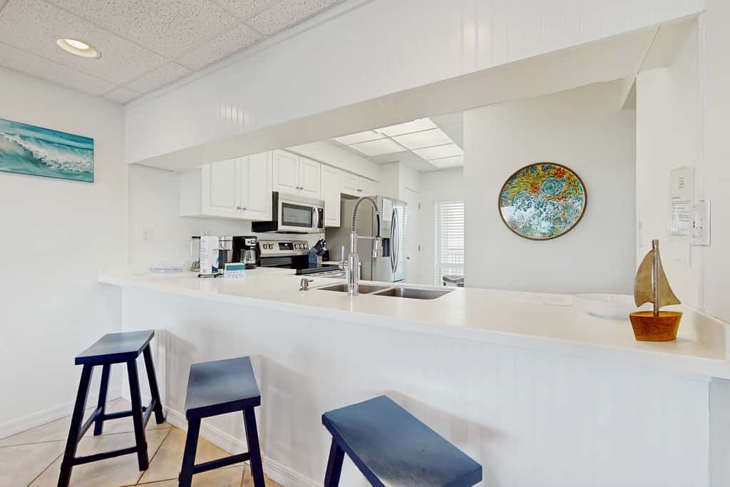 Beautiful 3rd-floor villa with hot tub, tennis, pickleball & balcony with views