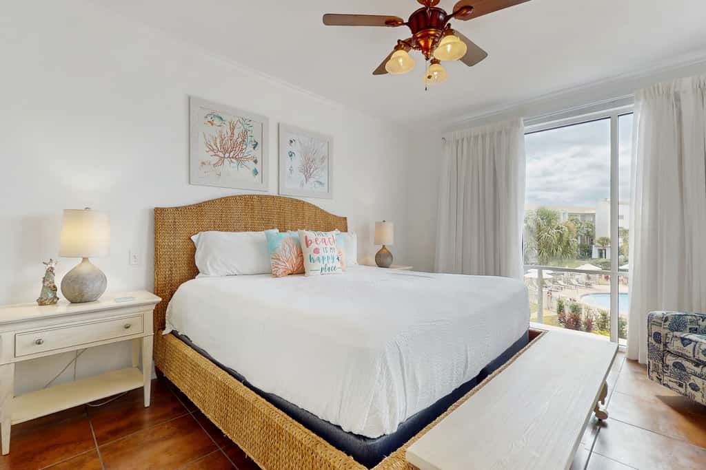 Beautiful 3rd-floor villa with hot tub, tennis, pickleball & balcony with views