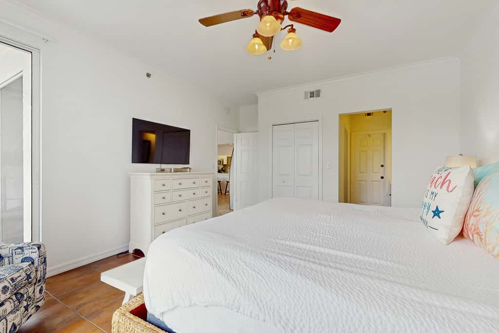 Beautiful 3rd-floor villa with hot tub, tennis, pickleball & balcony with views