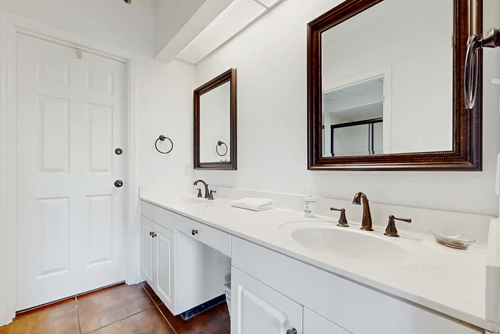 Beautiful 3rd-floor villa with hot tub, tennis, pickleball & balcony with views