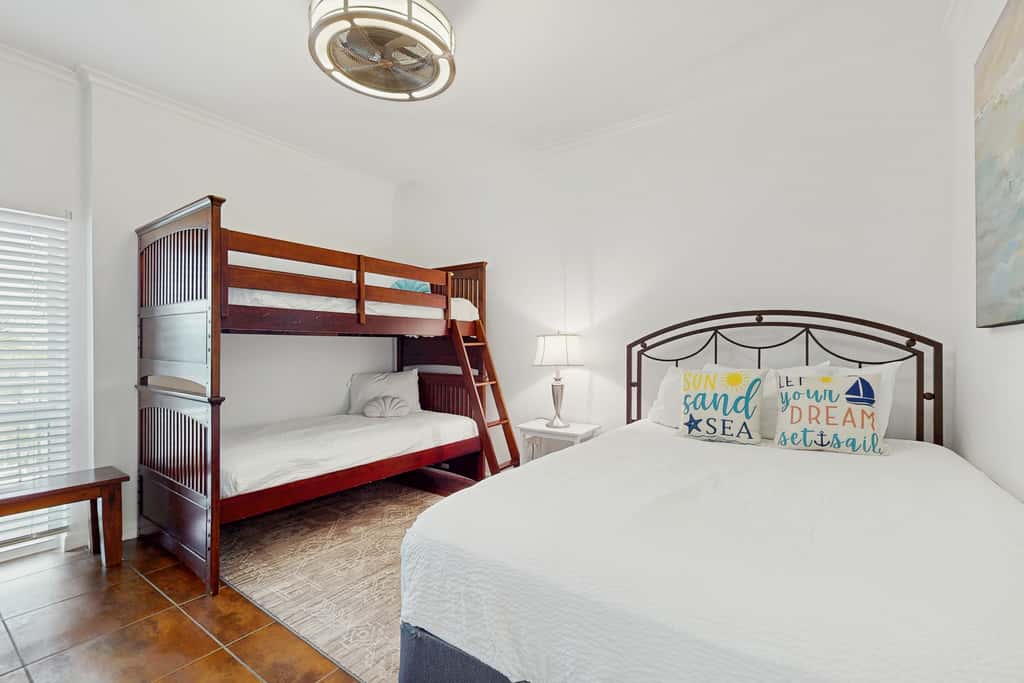 Beautiful 3rd-floor villa with hot tub, tennis, pickleball & balcony with views
