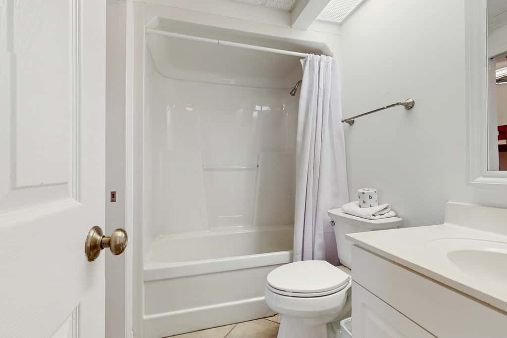 Beautiful 3rd-floor villa with hot tub, tennis, pickleball & balcony with views