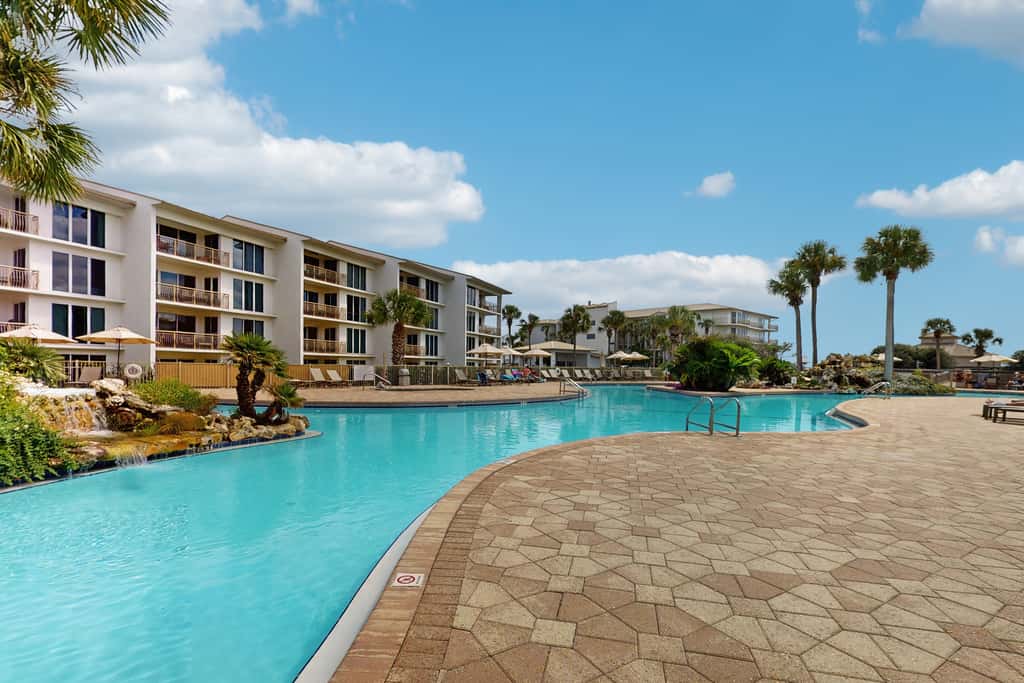 Beautiful 3rd-floor villa with hot tub, tennis, pickleball & balcony with views