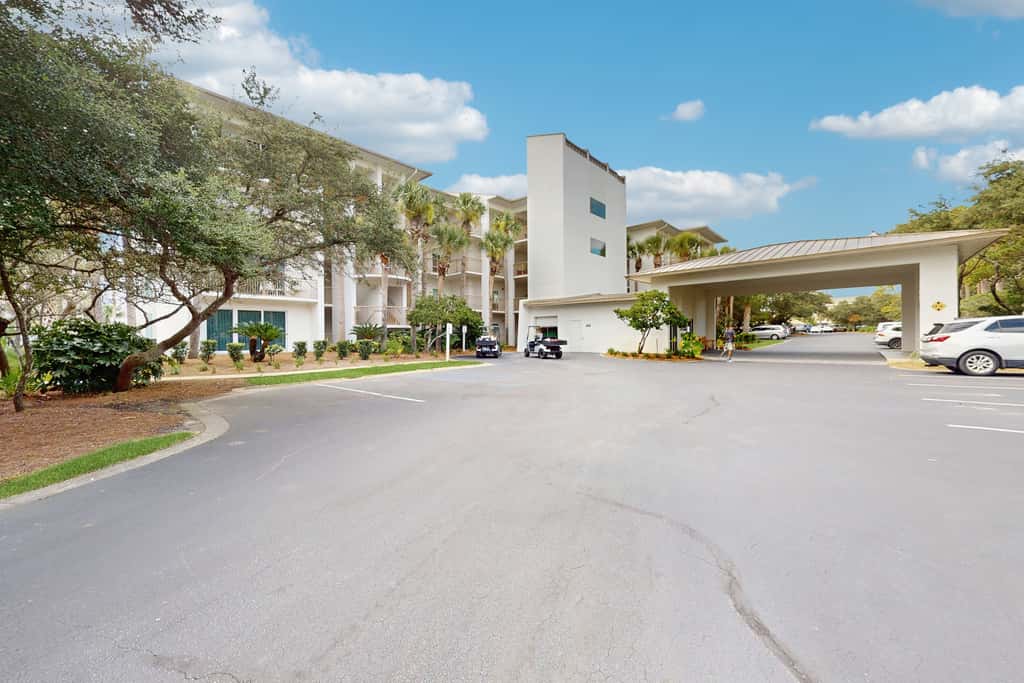 Beautiful 3rd-floor villa with hot tub, tennis, pickleball & balcony with views