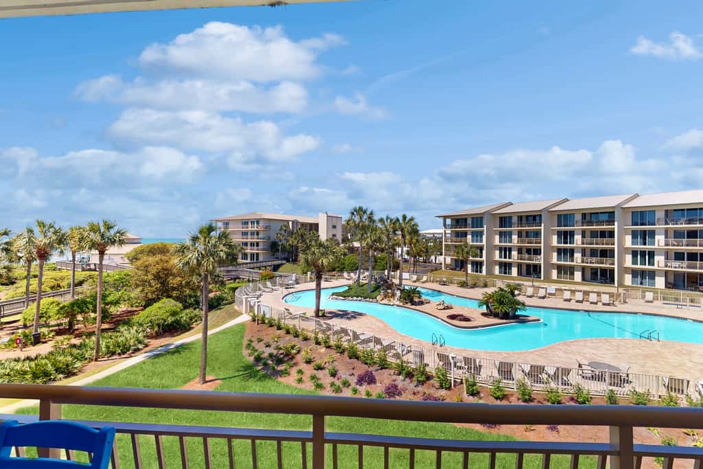 Beautiful 3rd-floor villa with hot tub, tennis, pickleball & balcony with views