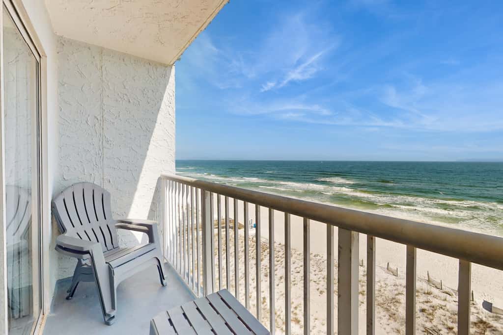 Seventh-floor comfortable condo - steps to the beach & convenient to shopping