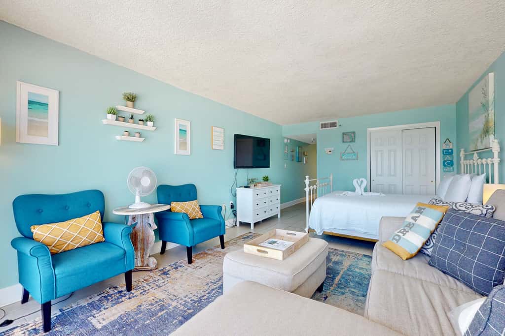 Seventh-floor comfortable condo - steps to the beach & convenient to shopping