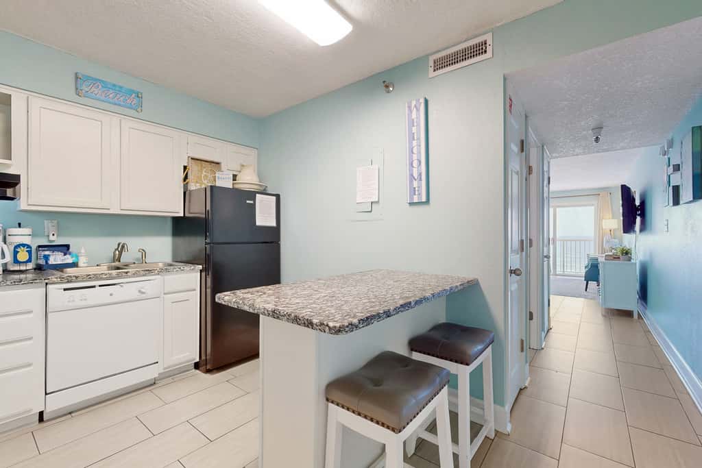 Seventh-floor comfortable condo - steps to the beach & convenient to shopping