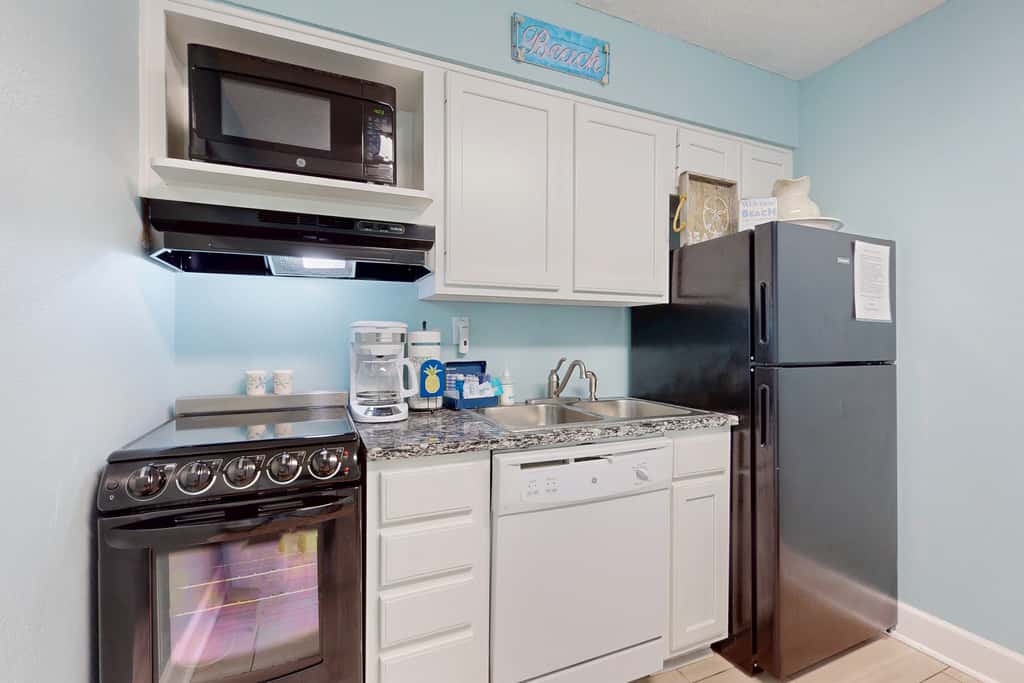 Seventh-floor comfortable condo - steps to the beach & convenient to shopping