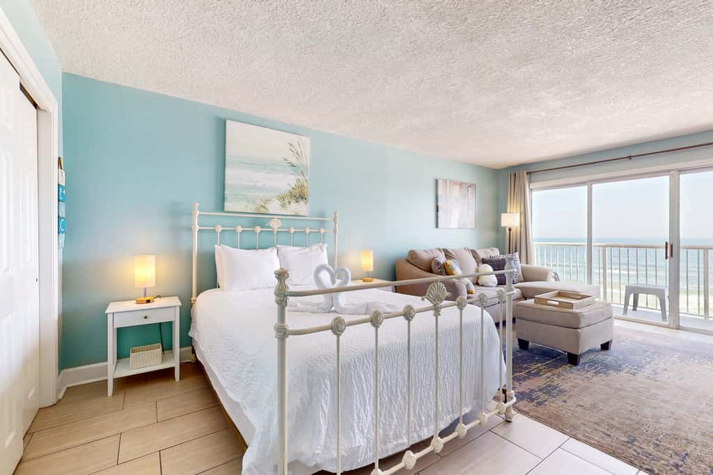 Seventh-floor comfortable condo - steps to the beach & convenient to shopping