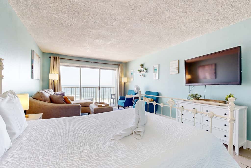Seventh-floor comfortable condo - steps to the beach & convenient to shopping