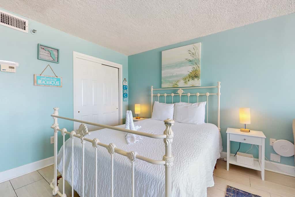 Seventh-floor comfortable condo - steps to the beach & convenient to shopping