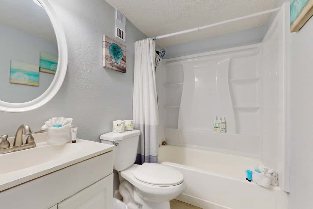 Seventh-floor comfortable condo - steps to the beach & convenient to shopping