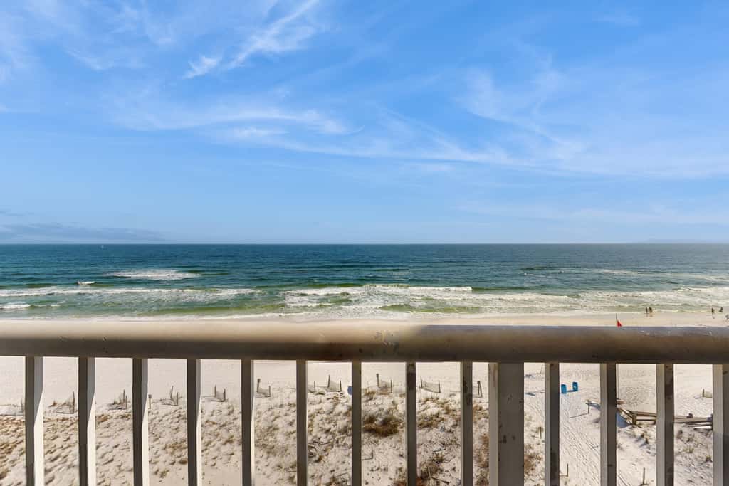Seventh-floor comfortable condo - steps to the beach & convenient to shopping
