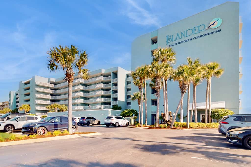 Seventh-floor comfortable condo - steps to the beach & convenient to shopping