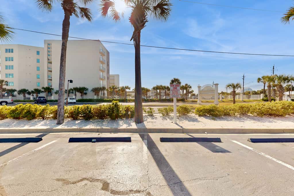 Seventh-floor comfortable condo - steps to the beach & convenient to shopping