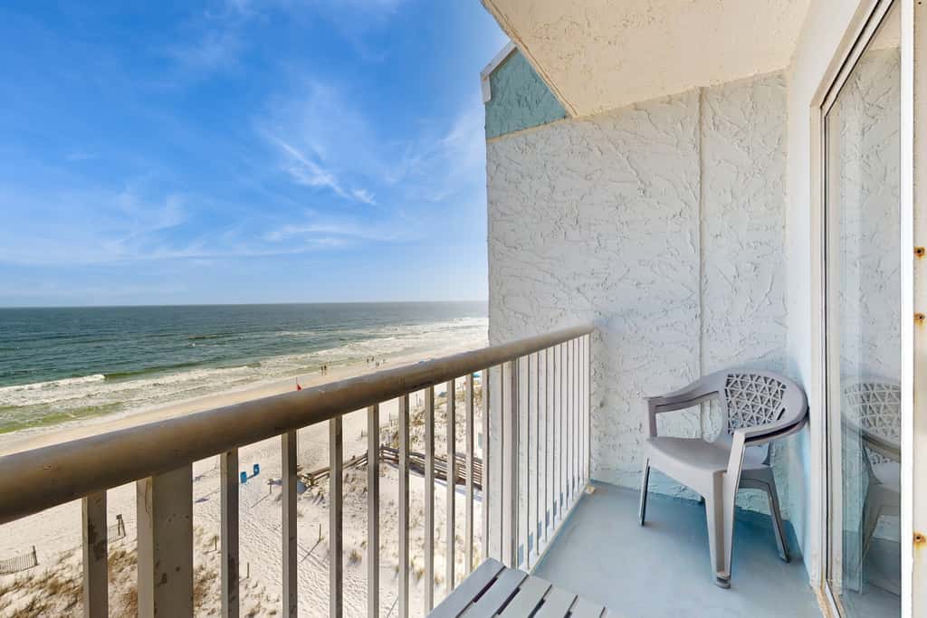 Seventh-floor comfortable condo - steps to the beach & convenient to shopping