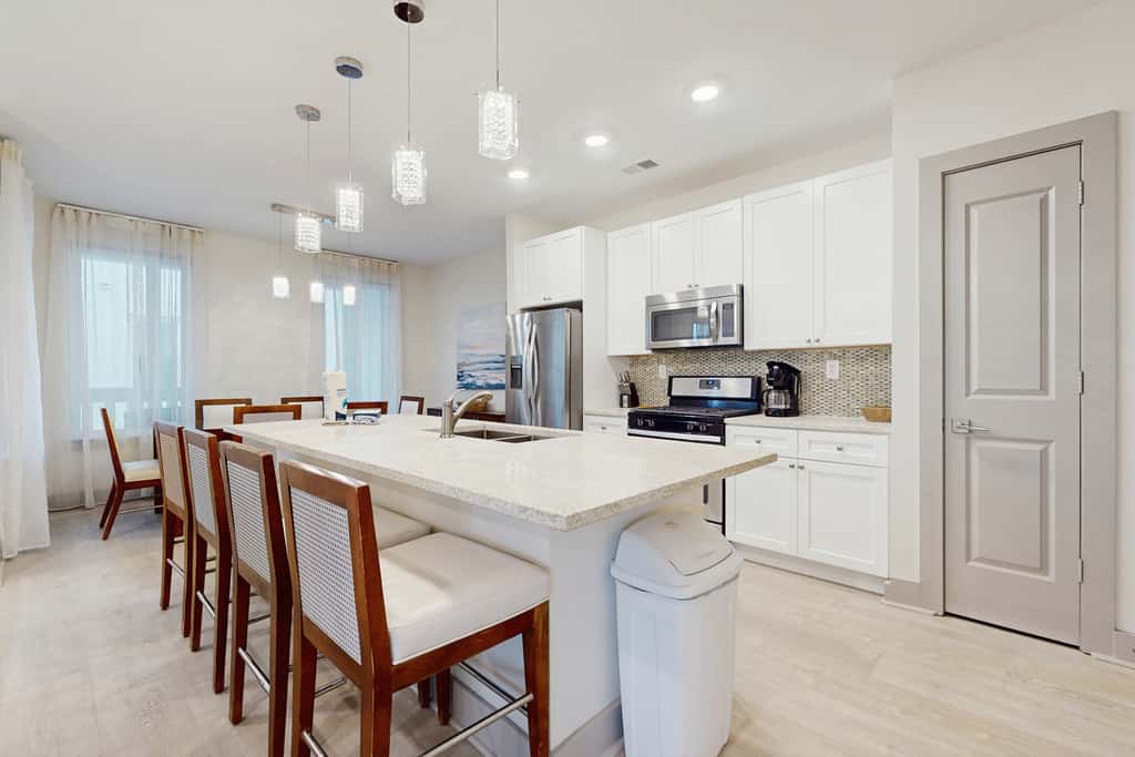 Modern condo with pool, hot tub, gym, wrap-around balcony, & AC